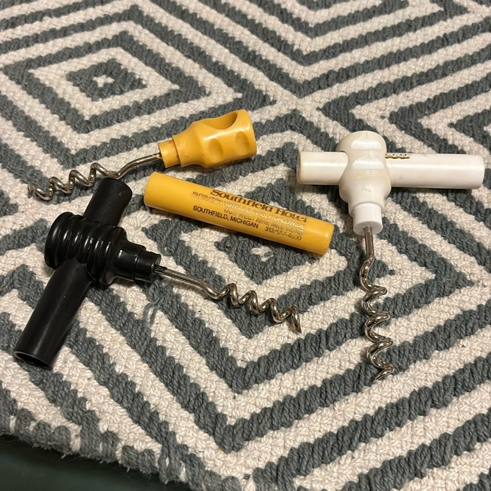 Vintage Corkscrews Travel Hotel Black White Yellow Portable Souvenir Keepsake 3